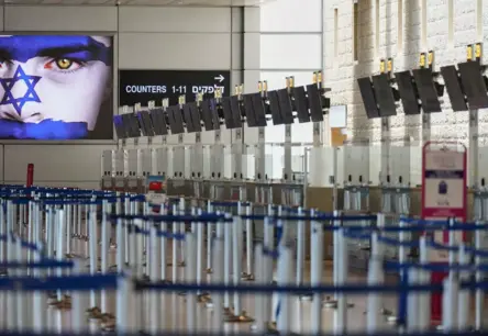 Haoss Tuvajos Austrumos: Masveidā atcelti lidojumi, valstis brīdina un evakuē pilsoņus