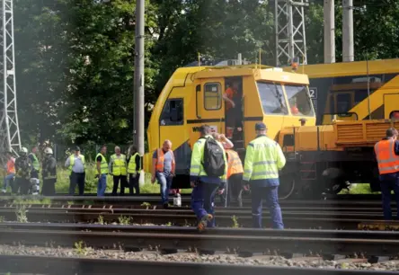 Haoss uz sliedēm: Rīgas stacijas sadursmes dēļ turpina kavēties vilcienu reisi