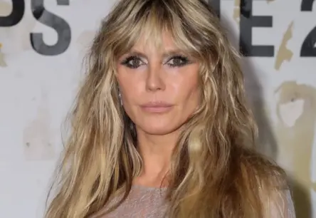 Heidija Kluma Parīzes modes nedēļā atkal pārsteidz ar drosmīgu, caurspīdīgu kleitu