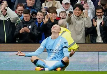 Holanns ar diviem vārtiem nodrošina "City" uzvaru Mančestras derbijā pret "United"