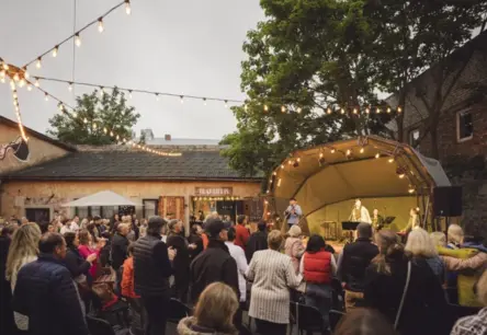 Igo Sirsnīgās Dzimšanas Dienas Svinības: Neaizmirstams Koncerts Liepājas Pegaza Pagalmā