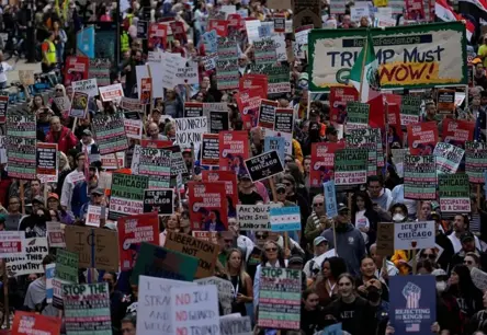 Ilinoisas gubernators asi kritizē Trampu, kamēr Čikāgu un Vašingtonu pārņem protesti pret federālo spiedienu