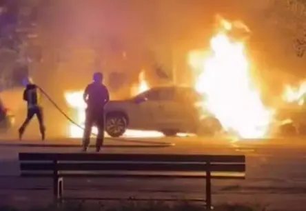 Imantā naktī notikušais satrauc iedzīvotājus: dzirdēti sprādzieni, degušas automašīnas