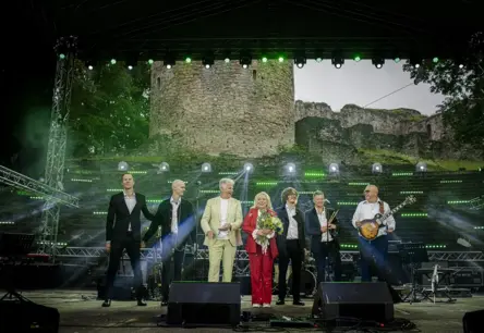 Imantdienu burvība Cēsīs: lietum spītējot, mūzika vieno paaudzes un gatavojas 50. jubilejai