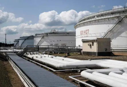 Indijas naftas uzņēmums pārtrauc Krievijas jēlnaftas pirkšanu ASV sankciju dēļ