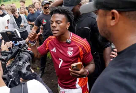 Interneta zvaigznes IShowSpeed vizīte Latvijā: 30 000 eiro ieguldījums atpazīstamībā un sabiedrības diskusijas