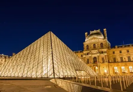 Internets smejas par Luvras dārgumu laupīšanu: jokiem pārplūst sociālie tīkli