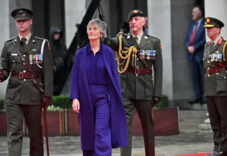 Īrijas prezidente Ketrīna Konolija inaugurēta amatā, paužot kritiku ES un NATO