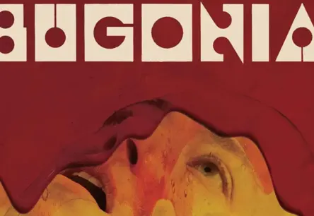 Jāņa Lanthima "Bugonia": absurdu, drūmu un satraucoši aktuālu svešinieku stāsts par mūsdienu pasauli