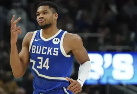 Jannis Adetokunbo izvēlas palikt Milvoki "Bucks" rindās, noraidot citas komandas