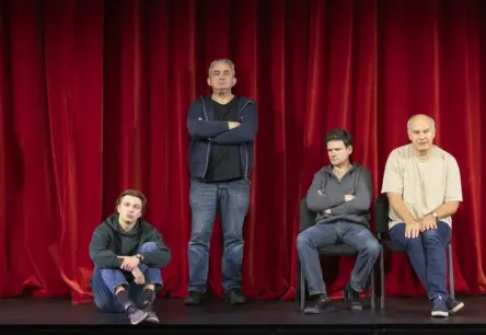 Jaunā Rīgas teātra «Kritiens augšup»: Eksistenciāls ceļojums caur ekrāna un aktiera dvēseli