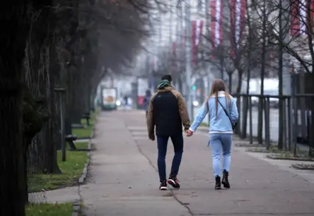 Jaunieši Latvijā: augstākā izglītība un dzīvošana pie vecākiem kļūst par jaunu normu