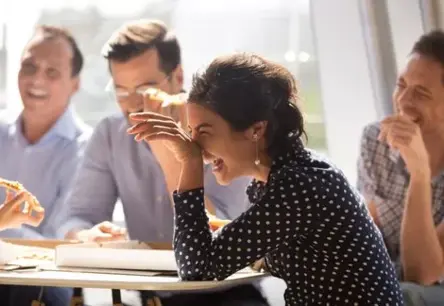 Joki, kas nav smieklīgi: Kā "Par nieri" un "Līķi aprokam turpat" var bloķēt jūsu bankas maksājumu