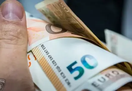 KNAB rosina kriminālvajāšanu pret diviem cilvēkiem par gatavošanos dot 100 000 eiro kukuli