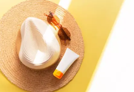 Kā Vasarā Aizsargāt Ādu no Priekšlaicīgas Novecošanās: Dermatologu un Farmaceitu Atslēgas Padomi