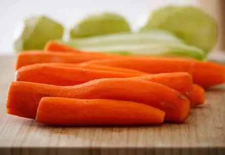 Kabaču, burkānu un lociņu rulete: Vienkārša un garda vasaras maltīte