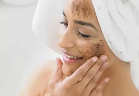 Kafijas biezumi kā dabīgs skrubis: mīts vai maģija jūsu vannas istabā?