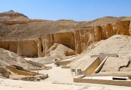 Kairas muzeja aplaupīšana: 3000 gadu veca zelta aproce nozagta, pārdota un izkausēta