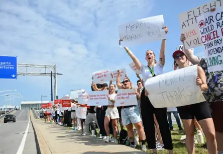 Kanādas valdība izbeidz Air Canada streiku, nosūtot darbiniekus uz šķīrējtiesu