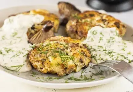 Kartupeļu un sēņu kotletes ar miltu mērci: Svinam rudens bagātību uz šķīvja!