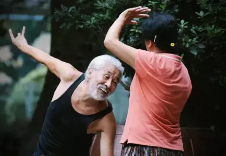 Ķīnas uzņēmums motivē darbiniekus ar naudas balvām par svara nomešanu