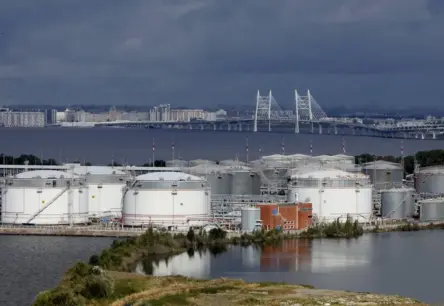 Ķīnas valsts uzņēmumi aptur Krievijas naftas iepirkšanu ASV sankciju dēļ