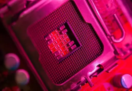 Ķīnas zinātnieki ar MI palīdzību uz parasta superdatora modelē sarežģītas kvantu molekulas