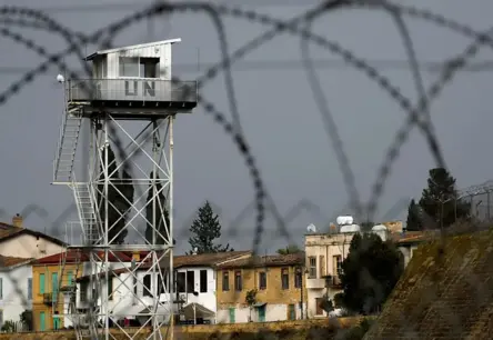 Kiprā vīrietis nejauši šķērso robežu, panikā pamet automašīnu