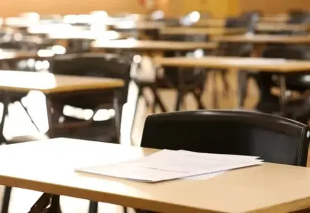 Koknesē algu skandāls eskalējas: kritiķi saņem policijas pavēstes par neslavas celšanu