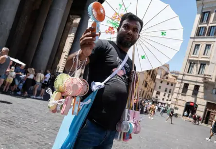 Kontinentu Pārklāj Karstuma Jumols: Parīze Dejo uz Svelmes Robežas, Atklājot Klimata Jauno Realitāti