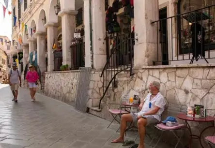 Korfu Sala: Tūrisma Karstums un Ilgtspējas Virziens Svelmainās Vasarās