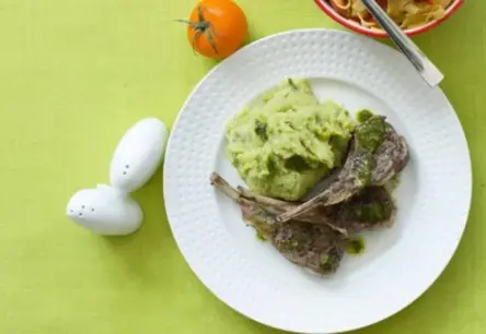 Krāsains un veselīgs gardums: izmēģiniet zaļos kartupeļu biezeņus ar kurkumu