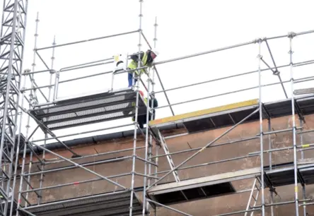 Kravas auto izkustina stalažas Čaka ielā: Atgādinājums par drošības prioritāti pilsētas sirdī