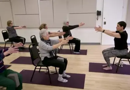 Krēslu Joga Iekaro Ņujorku: Kā Seniori Atgūst Vitalitāti Lielpilsētas Sirdī