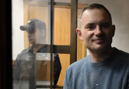 Krievijā apcietināts opozīcijas partijas "Jabloko" vietnieks par "viltus ziņu" izplatīšanu