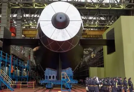 Krievija laiž ūdenī jaunu zemūdeni "Habarovska", kas spēj pārvadāt "Poseidon" kodoltorpēdas