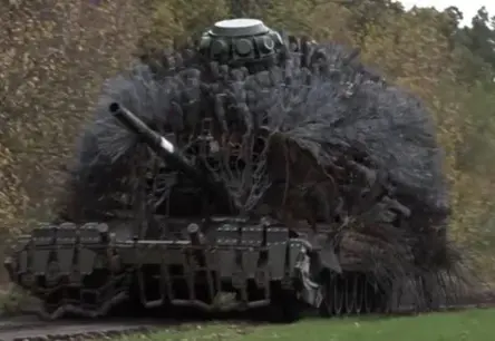 Krievu tanki Ukrainā saņem neparastu modifikāciju: 'Tanku tualetes birste' cīņā pret droniem