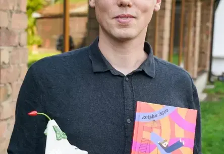 Krišjānis Zeļģis saņem Jāņa Baltvilka balvu par dzejoļu krājumu "Patīk!"