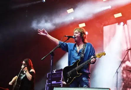 Kriss Normens Rīgā: Lieldienu Brīnums un Leģendārās Dziesmas 50 Gadu Jubilejas Koncerts Aizkustina Tūkstošus