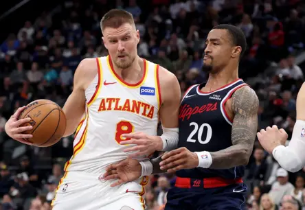 Kristaps Porziņģis ar 20 punktiem vada "Hawks" pie uzvaras Losandželosā pret "Clippers"