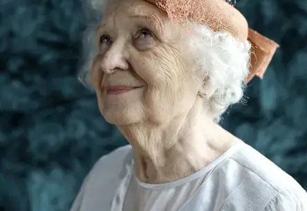 „Kritiens augšup“: Alvja Hermaņa izrāde par dzīves brīnišķajiem un skumjajiem ceļiem