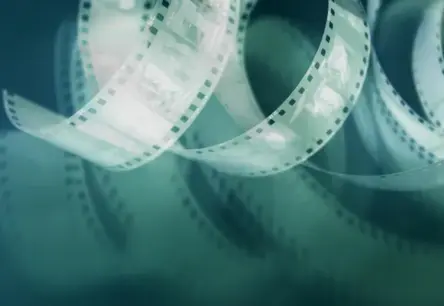 Kultfilmas "Kriminālās ekselences fonds" veidotāji atklāj jaunu krimināldrāmu "Tumšzilais evaņģēlijs": Skarbais ceļojums uz 90. gadu Rīgu