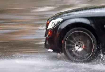 Kurzemes pilsētas Kuldīgu un Saldu pārsteidz postošas lietavas, ielas pārvēršas upēs