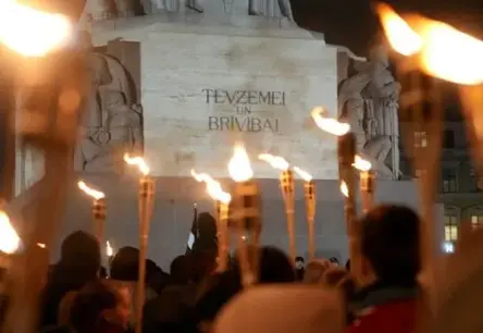 Lāčplēša dienas lāpu gājienā simtiem cilvēku godināja brīvības cīņās kritušos