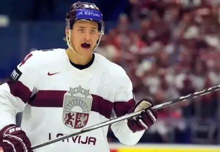 Latviešu uzbrucējs Eduards Tralmaks nosūtīts uz AHL komandu "Grand Rapids Griffins"