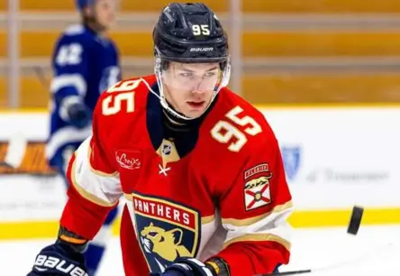 Latvietis Sandis Vilmanis "The Athletic" vērtējumā izceļas NHL jauno spēlētāju nometnē