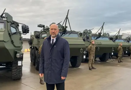 Latvija nodod Ukrainai noslēdzošo "Patria" bruņutransportieru partiju