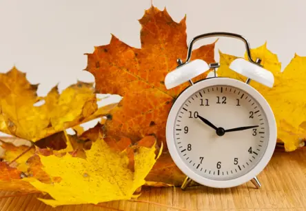 Latvijā notiek pāreja uz ziemas laiku: ko tas nozīmē un kā sagatavoties?