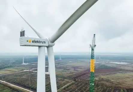 Latvijā uzstādīta rekordlieluma vēja turbīna, stiprinot zaļās enerģijas potenciālu