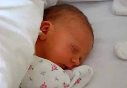 Latvijas Nākotne Svaru Kauss: Valdība Apstiprina Vērienīgu Demogrāfijas Plānu, Cerot Mainīt Lejupslīdi